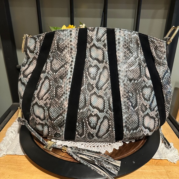 Aimee Kestenberg Handbags - Aimee Kestenberg Collection Chic Snakeskin Patterned Shoulder Bag NWOT